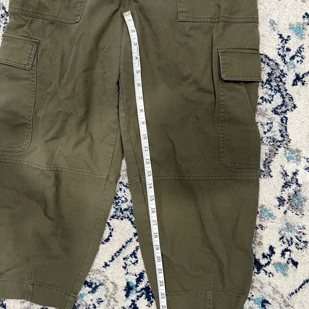 Women's Olive Barrel-Leg Cropped Cargo Pants - Picture 7 of 7